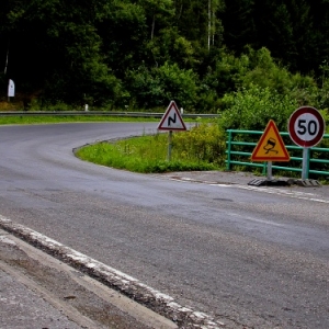 ATTENTION, revetement de route dangereux