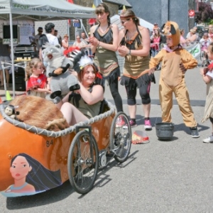 Fete des genets a Gedinne : course de voitures a pedales