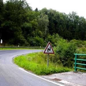 ATTENTION, revetement de route dangereux