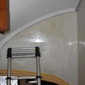 Fin pose d'une moulure. Fin pose d'une moulure.