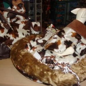 paniers,sac de transports ,vêtements...en imitation vache 