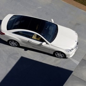 Une Mercedes E-Klasse Coupé dans le Sud de l’Angleterre. 