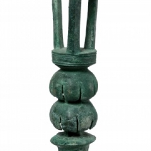 Support de lampe. Provenance inconnue, peut etre Kourion. Vers 750 600 av. J.C. 