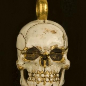 Pendentif memento mori