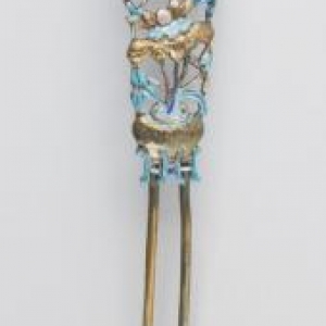 Épingle en cuivre doré et émail Épingle en cuivre doré et émail