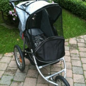 PHOTO 3 : Buggy tout terrain gris/noir - grandes roues avec pneus gonflables - grande nacelle de 80 x 35 cm - tres pratique - panier en dessous - freins au pied et frein a main - roues demontables en 1 seconde - housse protection pluie - PHOTO 3 : Buggy tout terrain gris/noir - grandes roues avec pneus gonflables - grande nacelle de 80 x 35 cm - tres pratique - panier en dessous - freins au pied et frein a main - roues demontables en 1 seconde - housse protection pluie -