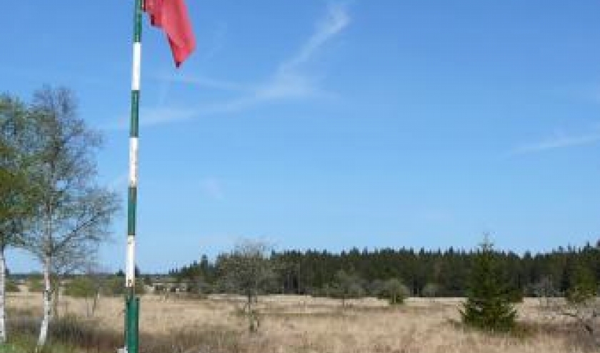 Le fanion rouge interdisant toute entree dans la fagne landeuse