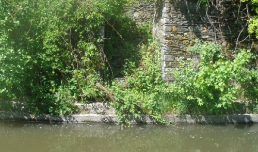 Escalier -desaffecte- menant au niveau de l'eau, derriere l'eglise, donc le vieux cimetiere. On y puisait l'eau pour "soigner" les tombes jusque dans les annes 50. 