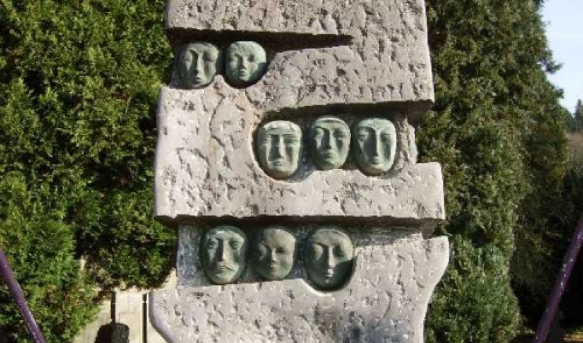 Le monument aux victimes civiles des bombardements, pres de l'eglise. A l'initiative de l'association "Houffalize remember".