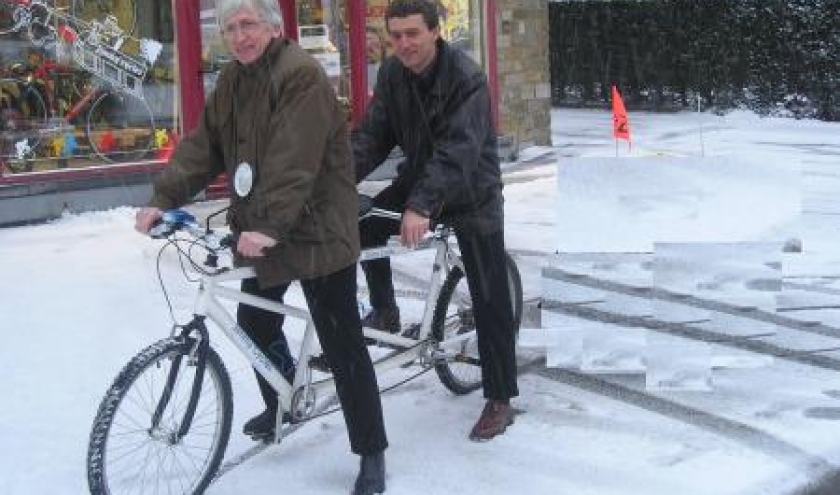 Ici, Armel Job en tandem avec l'autre directeur de l'INDSE, Laurel (nom d'emprunt): ce dernier fut-il mis dans la confidence?  La neige est blanche, mais tout n'est pas clair pour autant...