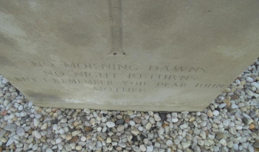 La pierre tombale de John, dans le "carré" du Commonwealth au cimetière de Houffalize