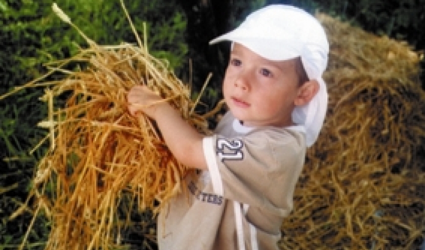 Jouer dans la paille. Un plaisir a cet age-la.