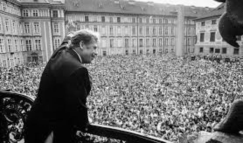 Le discours de Havel du balcon de Melantrich le 24 novembre 1989© Kučera Jaroslav