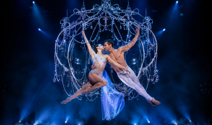 Un duo aérien et un lustre de cristal © Ph. : « Luc Petit Création »/« Les Nocturnales »