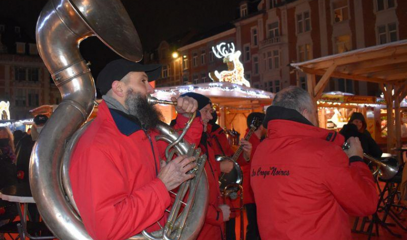 Place d’Armes, en musique jazzy, avec « Les Croq’ Noires » ⓒ Murielle Lecocq