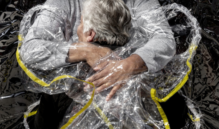 Photo de l’Année : « The first Embrace » © Mads Nissen (Danemark) © « Panos Pictures » © « World Press Photo »