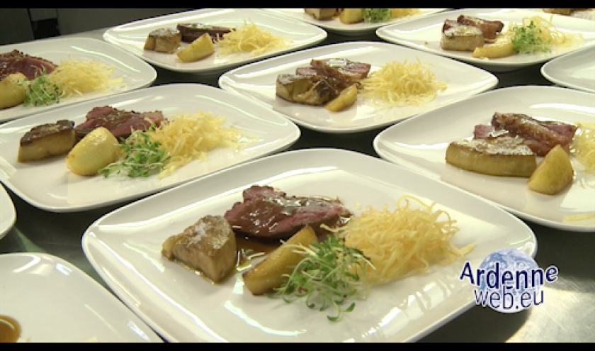 Magret et foie gras de canard poele, pommes caramelisees, sauce Val Dieu 