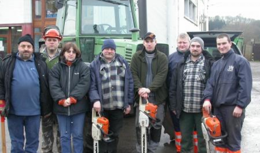 les stagiaires devant le tracteur, ils partent au bois.