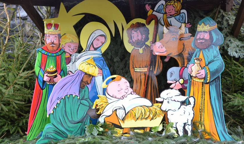 Crèche de Noël avec les trois rois mages et leurs offrandes le 6 janvier 2022