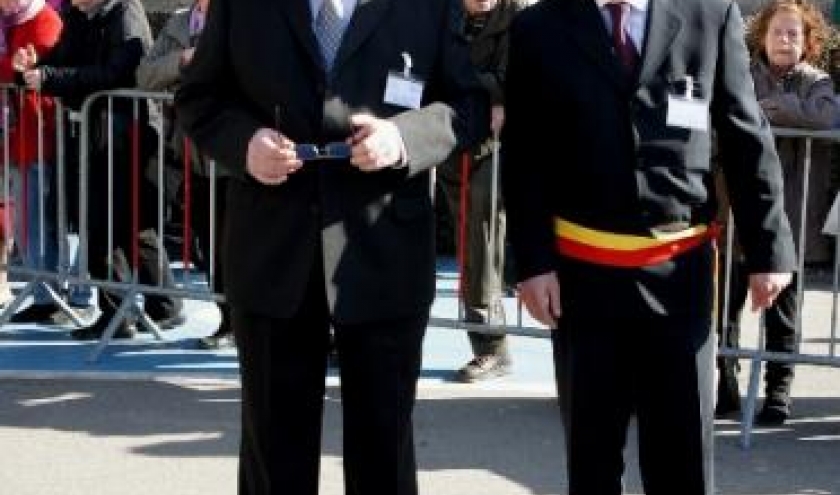 7. Le Bourgmestre et le Directeur attendent leur Invitee 7. Le Bourgmestre et le Directeur attendent leur Invitee