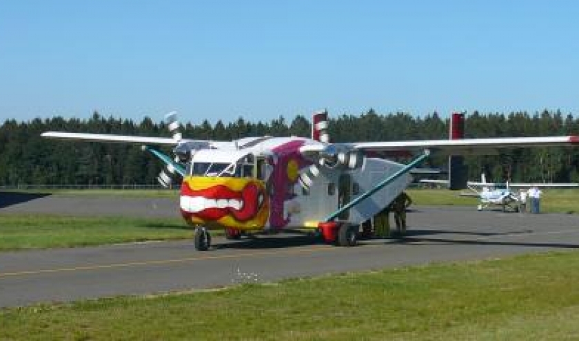 Avion charge du transport des parachutistes