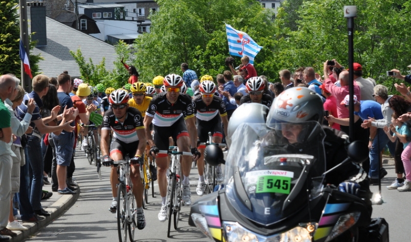 Le peloton dans la cote de Lierneux, a 2 minutes 30 environ des echappees.