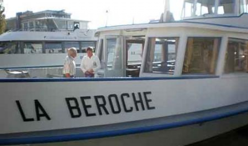 Le bateau sur le lac de Neuchâtel