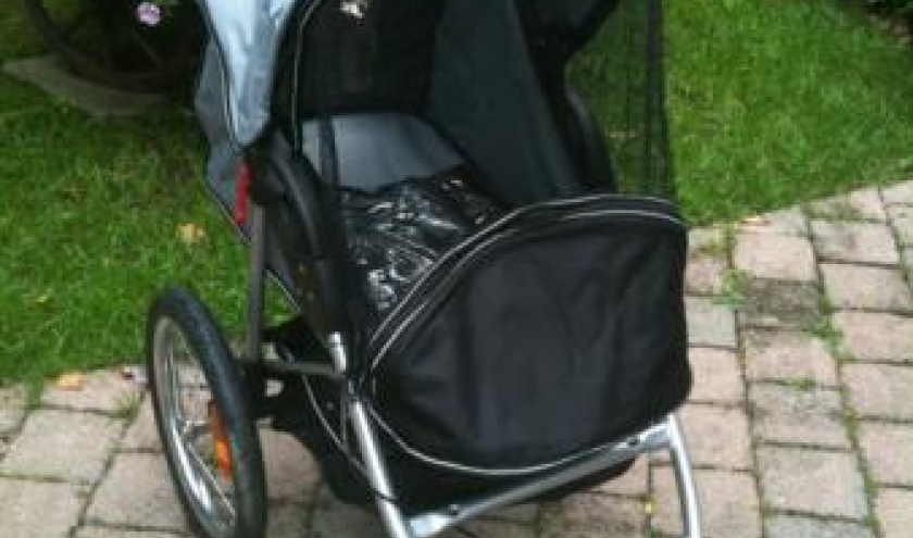 PHOTO 3 : Buggy tout terrain gris/noir - grandes roues avec pneus gonflables - grande nacelle de 80 x 35 cm - tres pratique - panier en dessous - freins au pied et frein a main - roues demontables en 1 seconde - housse protection pluie - PHOTO 3 : Buggy tout terrain gris/noir - grandes roues avec pneus gonflables - grande nacelle de 80 x 35 cm - tres pratique - panier en dessous - freins au pied et frein a main - roues demontables en 1 seconde - housse protection pluie -