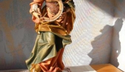 Sainte Catherine et ses attributs : la roue de son supplice, le livre symbolisant sa science, son triomphe sur les philosophes. Fille de roi, elle a toujours une riche parure. Inutile de le dire, elle incarnait aussi la splendeur.