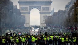 Gilets jaunes devant l'Arc de Triomphe, Champs Elysees.