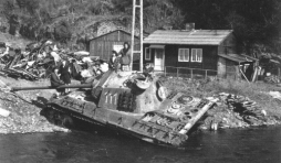 Der Tank 111 und der Fluss, wo er fiel (foto +/- 1948)