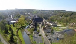 Eglise au milieu de Houffalize, qui n'est pas un  village!