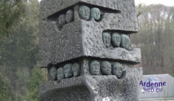 Monument aux victimes, près de l'église.