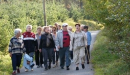 Un groupe de seniors houffalois en balade. Entre la Gloriette et l'Ermitage. Octobre 2007.