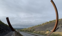 L’Arc Majeur : quand l’art défie la technologie (autoroute E411/A4, Km 99)