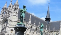 Face a l'eglise Notre-Dame du Sablon (c) Laszlo Arany