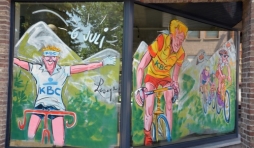 Le Tour De France en peinture sur vitrine 
