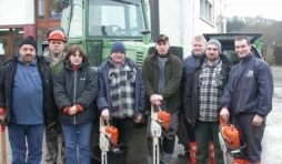 les stagiaires devant le tracteur, ils partent au bois.