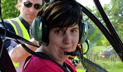 Caroline Mostade en helico avec moto Kaiser 