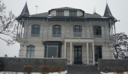 Le Chateau d'Ottomont qui devrait encore heberger les deux survivants de l'epoque Radiolene.