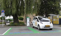 Voiture electrique en train de charger sa batterie sur une borne developpee et installee par Estonteco au nord du Luxembourg