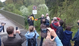 La Ministre du tourisme de l'Est de la Belgique Isabelle Weykmans, l'Echevin du tourisme de St Vith Rene Hoffman, Gilbert Perrin et le Representant du bourgmestre Herbert Grommes lors du devoilement de la plaque (photo: eastbelgium.com)