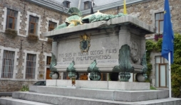 Le cenotaphe actuel inauguré le 18 décembre 1927