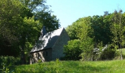 La Chapelle Ste Anne des Pouhons dominant le vallon