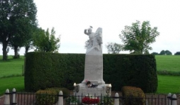 Le monument en bordure de la route Charlemagne 