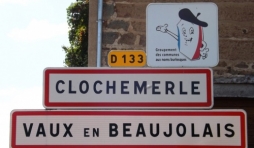 Vaux-en-Beaujolais = Clochemerle