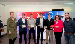 Les vainqueurs du défi des Cantons de l'Est : de gauche à droite : Catherine JUNGBLUTH (WFG), Corentin BIVORT, Mathis LAMBERMONT, Dimitri KOROSTOVSKIY, Julien PIRNAY, Sandra DE TAEYE (ATCE), Daniel NIESSEN (Ministère CG) © HLBG 