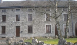 la maison de la vigne en face de l'église