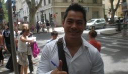 Franck Truong signe des autographes