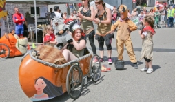 Fete des genets a Gedinne : course de voitures a pedales